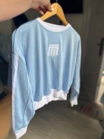 BUZO RETRO BORDADO CELESTE - Imagen 3